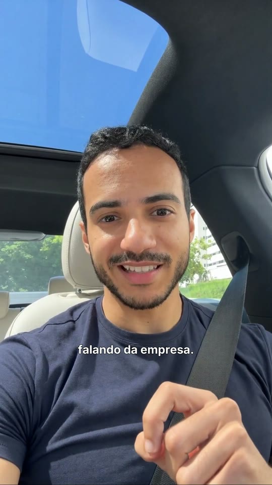 Avatar de Filipe falando para a câmera dentro de um carro